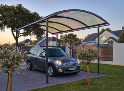 Des poteaux alu, une toiture en polycarbonate, voici un carport des plus design !